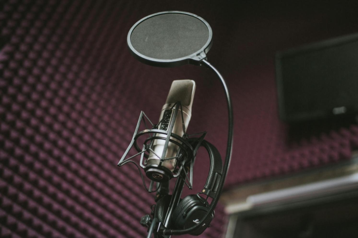 Musicista che lavora su arrangiamenti nella luce naturale dello studio
