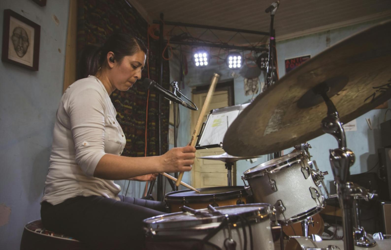 Ambiente di lavoro creativo con strumenti per il songwriting